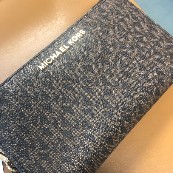 Michael Kors Handbags - Michael kors wallet.